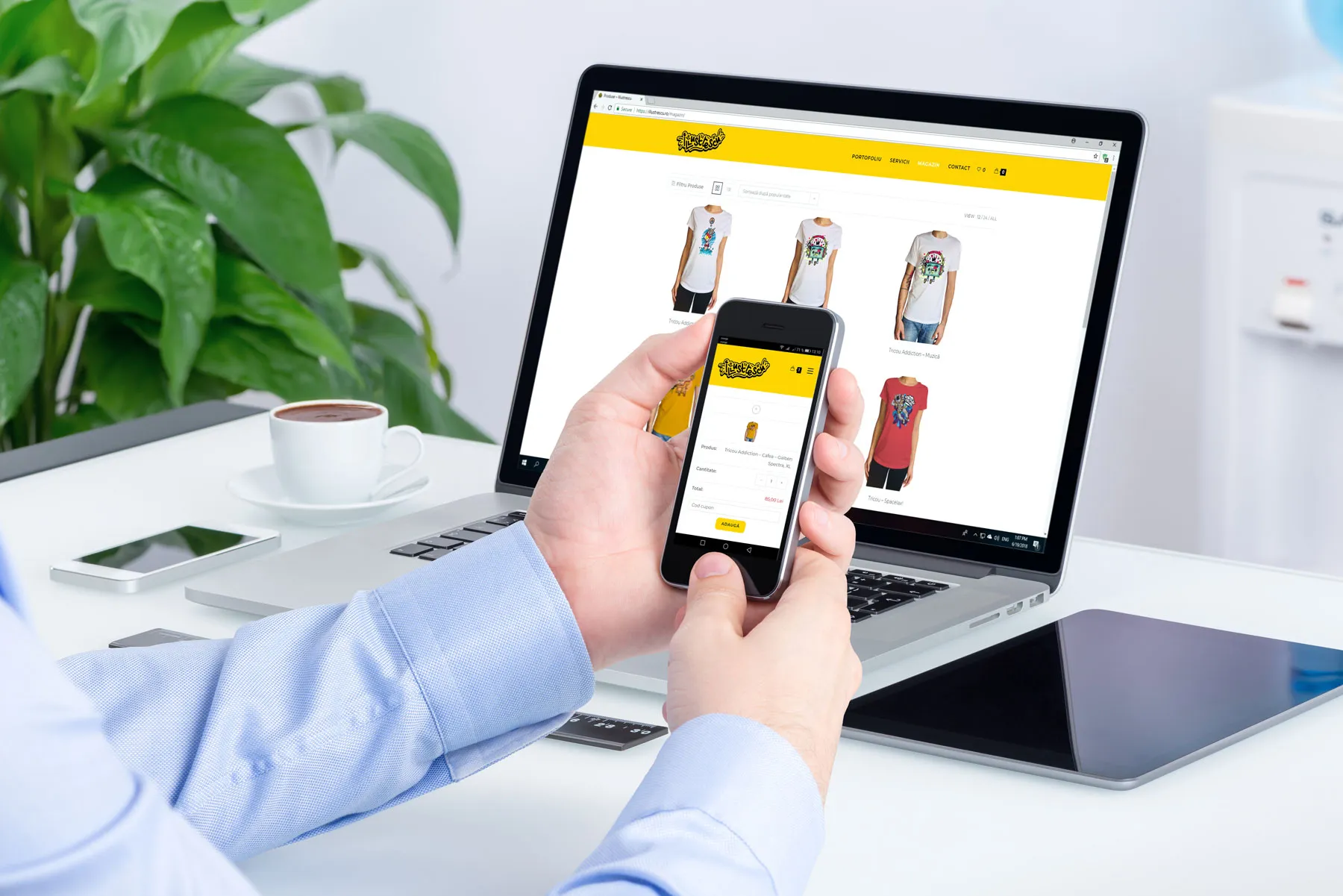 Un site web afișat pe diferite dispozitive: laptop, tabletă, telefon, ilustrând adaptabilitatea (responsive design) și performanța rapidă.
