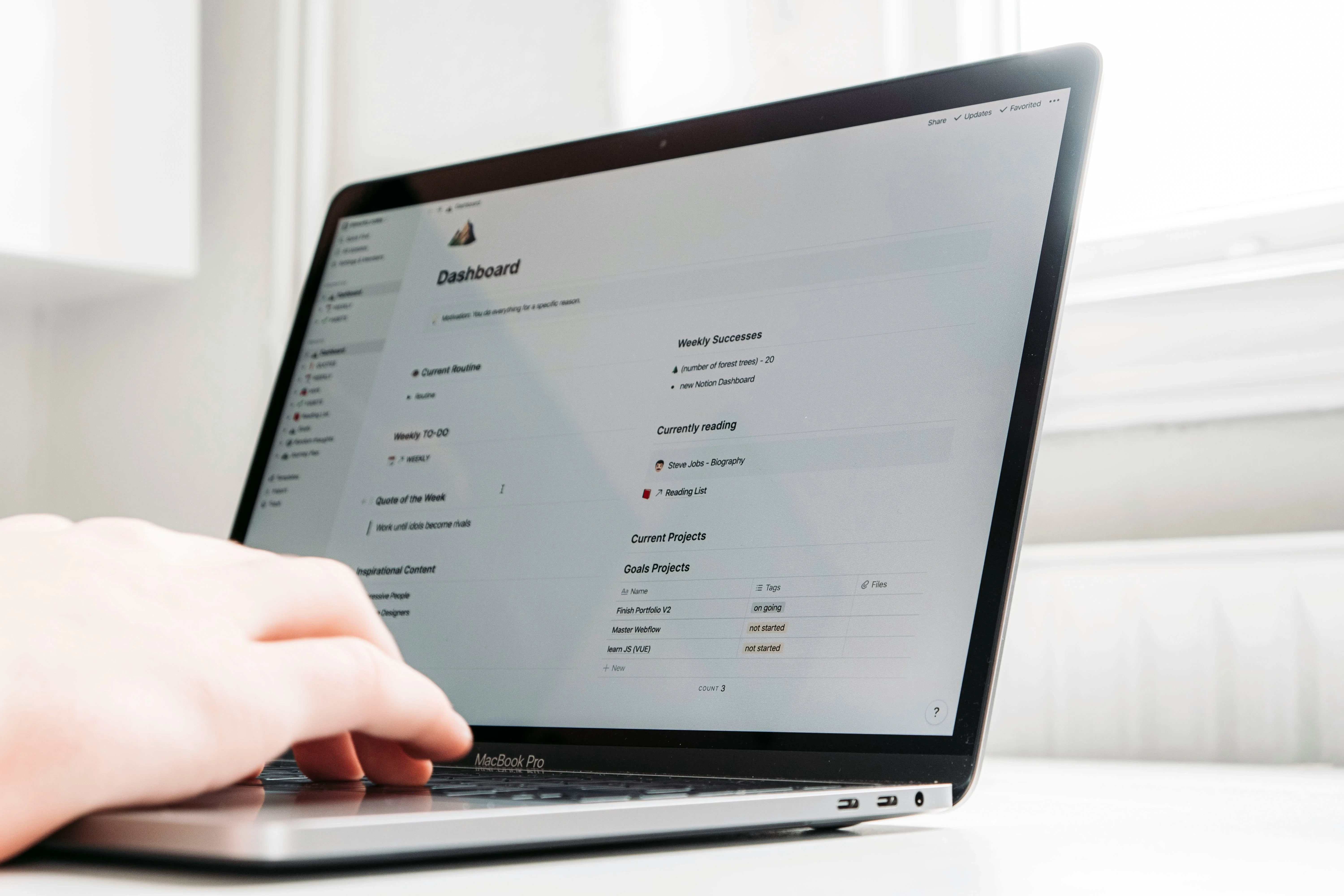 Imagine reprezentativă: Arhitectură Headless CMS, cu conținut separat de multiple interfețe (desktop, mobil, IoT), simbolizând flexibilitate și modernitate.