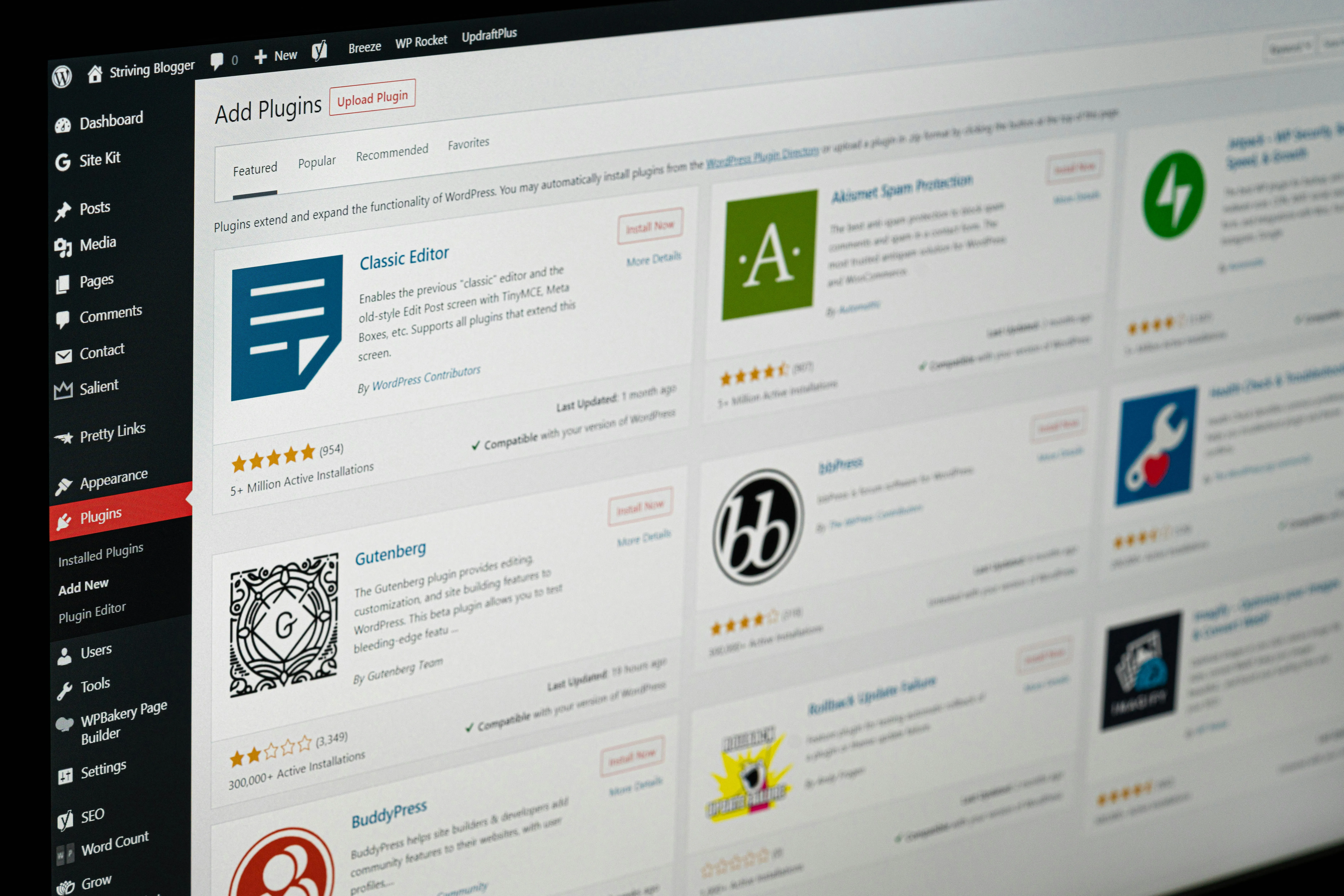 Imagine reprezentativă: un panou de avertizare cu simbolul WordPress, semnalizând costuri ascunse și probleme tehnice, cu un drum modern în fundal.