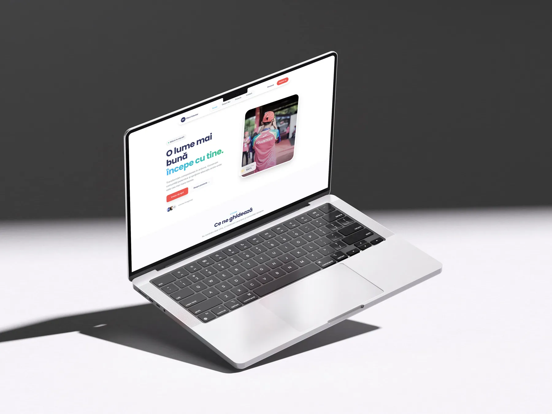 Homepage-ul Efect Voluntar prezentat pe un laptop, cu mesajul principal și îndemnul la implicare