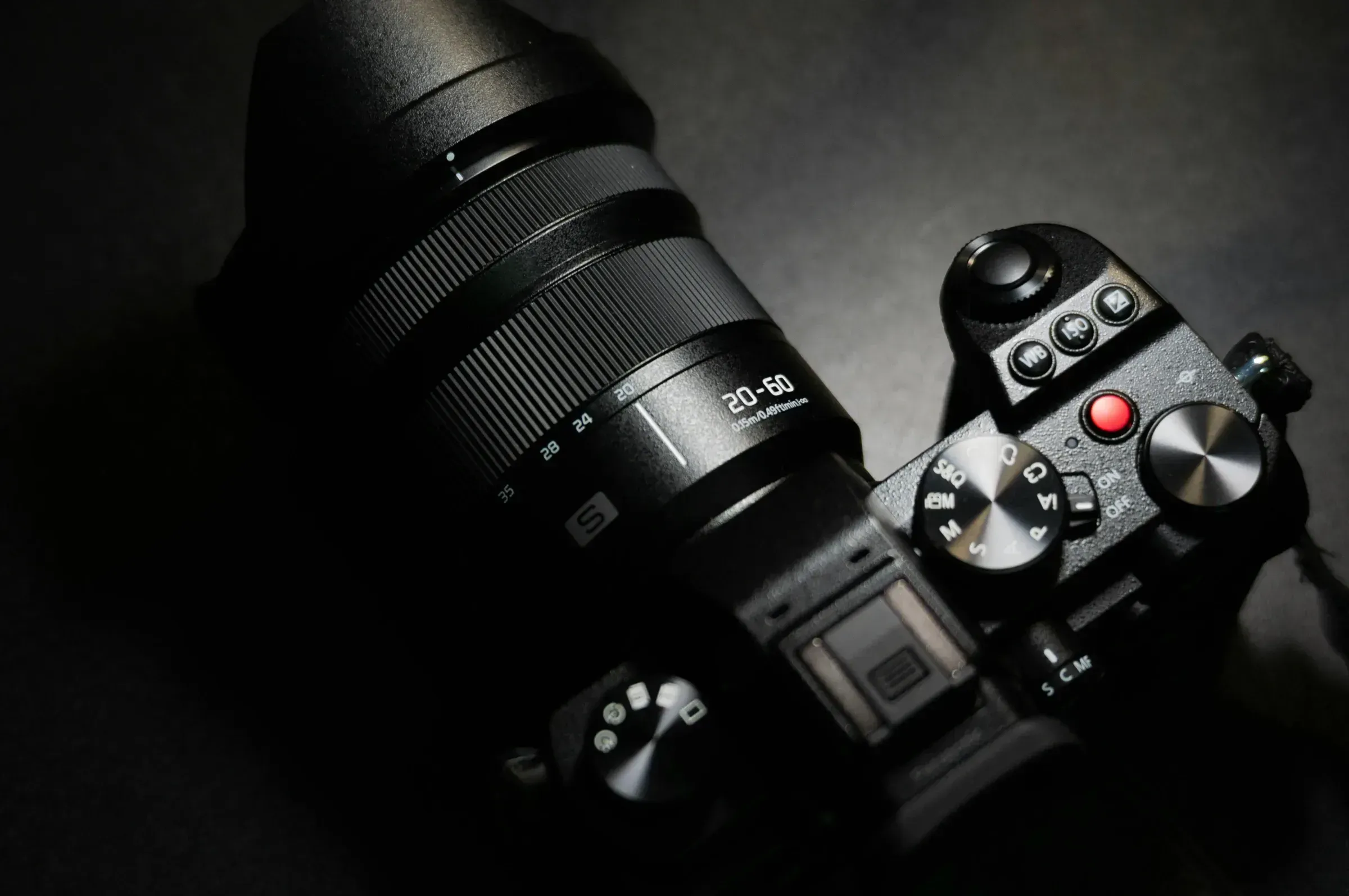 Imagine reprezentativă: close-up al unei camere foto profesională, simbolizând Return on Investment-ul (ROI) generat de fotografia de calitate.