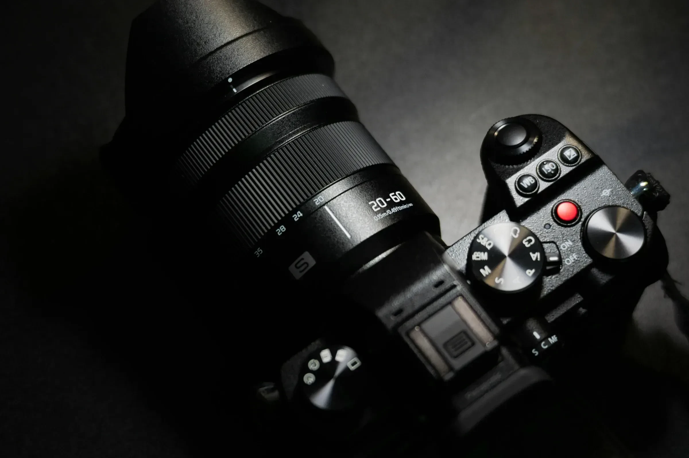 Imagine reprezentativă: close-up al unei camere foto profesională, simbolizând Return on Investment-ul (ROI) generat de fotografia de calitate.