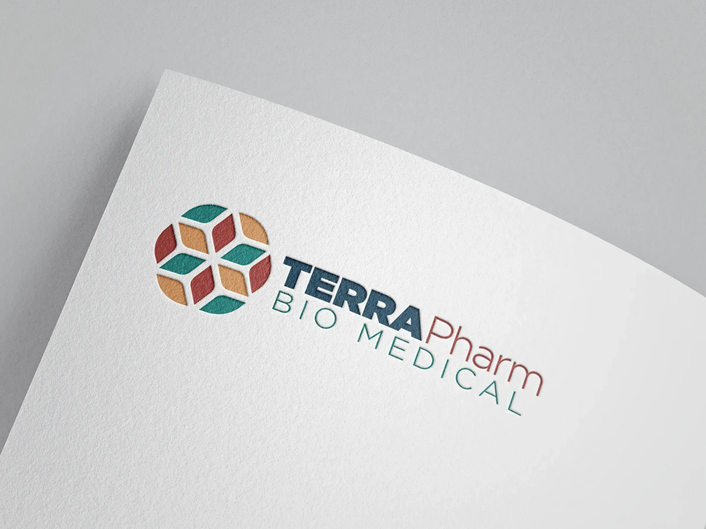 O balanță care compară un logo ieftin, de proastă calitate, cu o identitate de brand completă și profesionistă, cântărind mai greu.