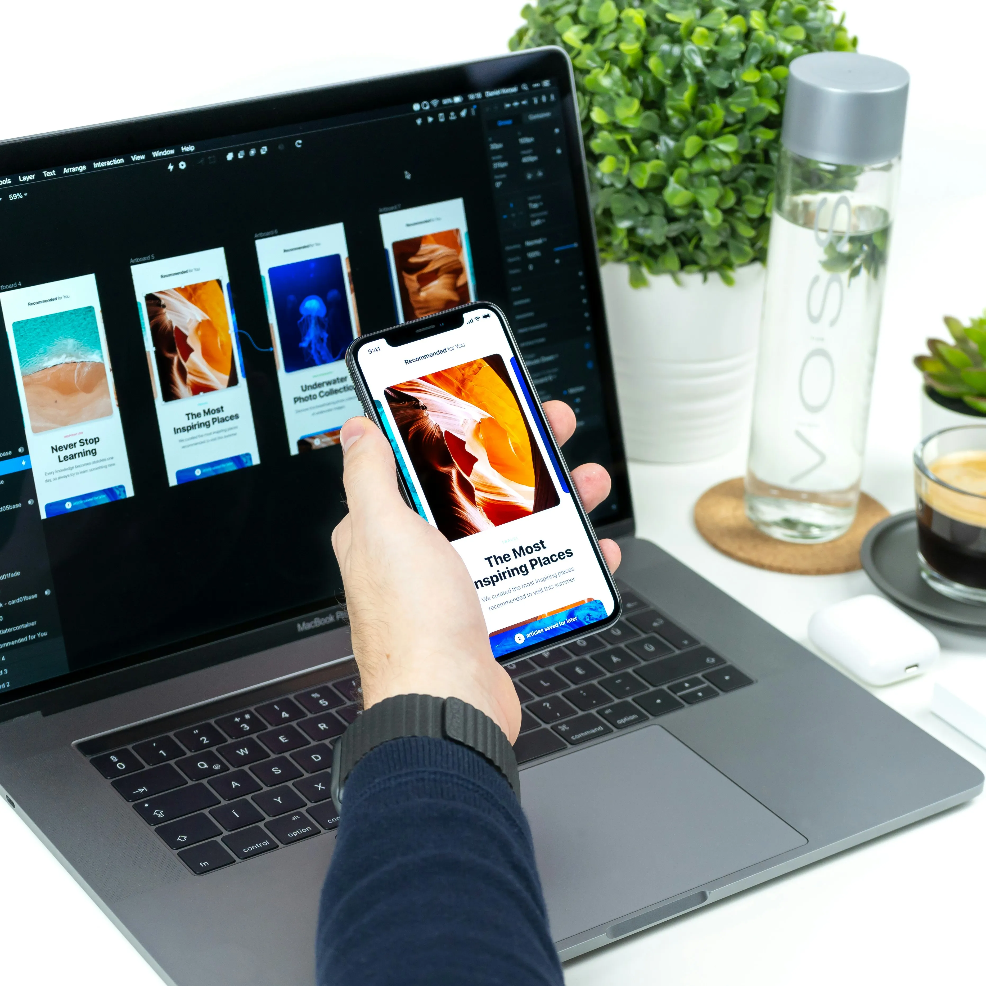 O echipă de designeri web lucrează împreună la un ecran mare, ilustrând colaborarea și creativitatea în procesul de design profesional, cu elemente de UX/UI pe fundal.