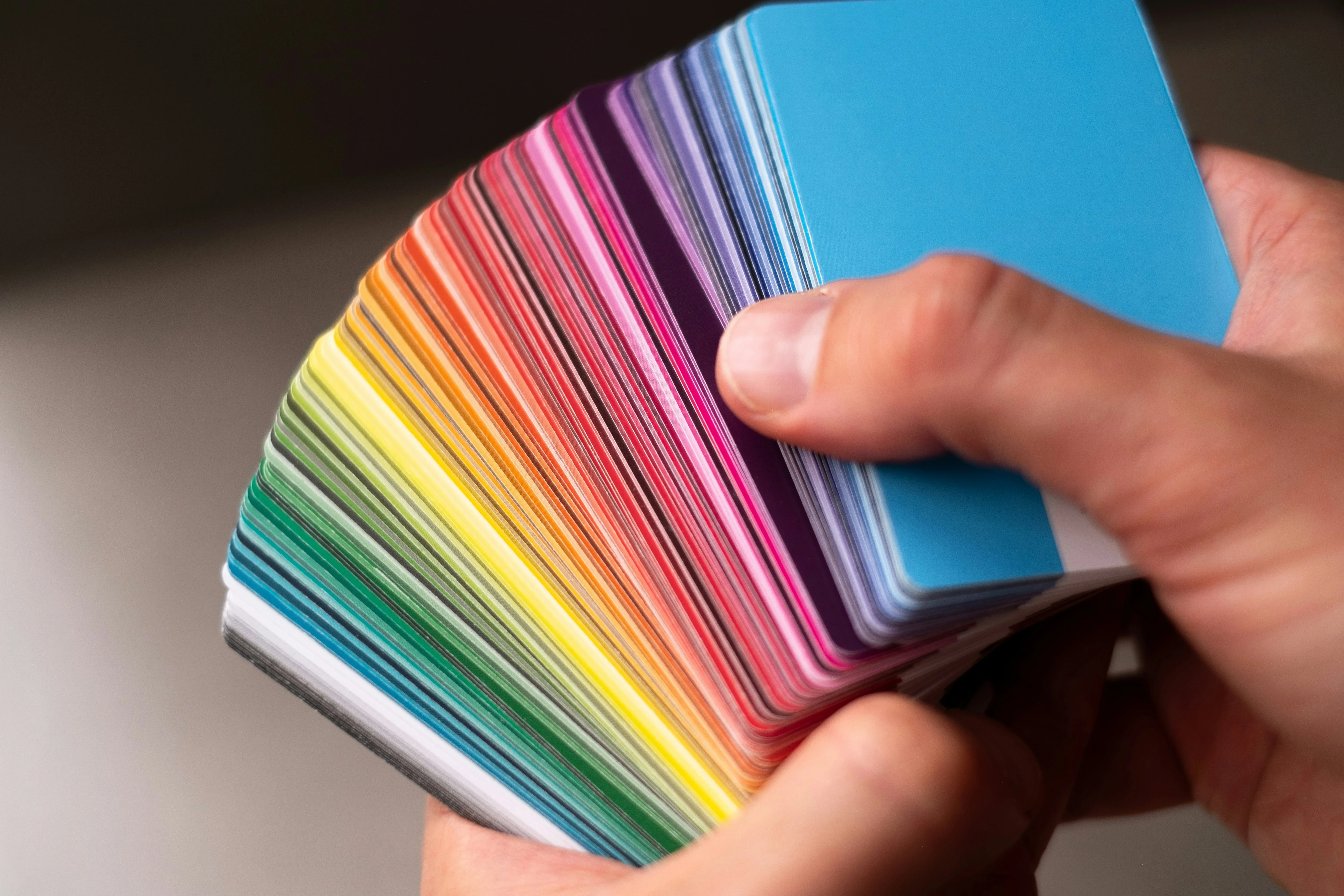 Palete de culori Pantone și cerneală CMYK, simbolizând sisteme de culori diferite