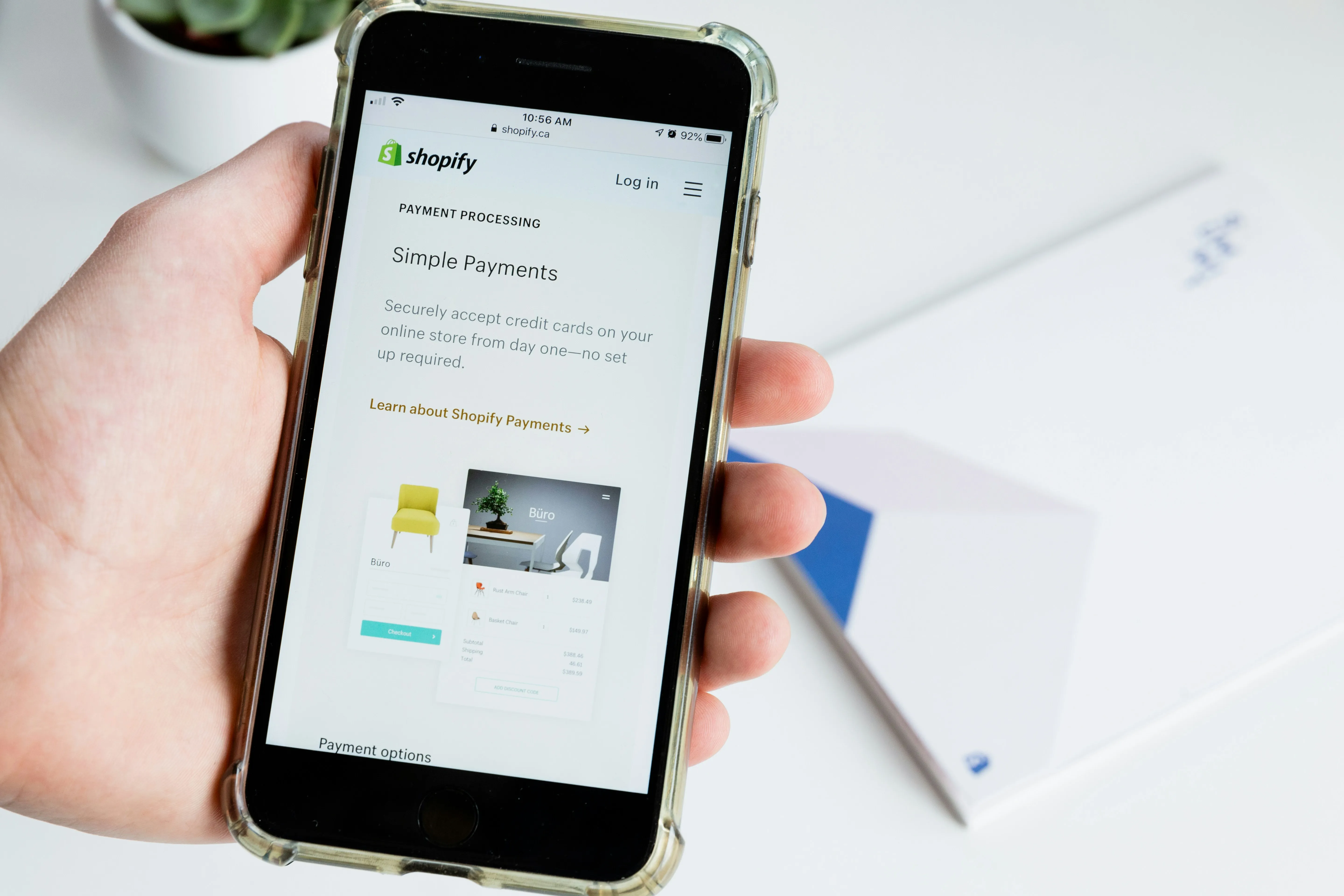 Diverse logo-uri ale platformelor de eCommerce populare (Shopify, WooCommerce, Magento) aranjate pe un ecran, simbolizând alegerea unei soluții pentru un magazin online.