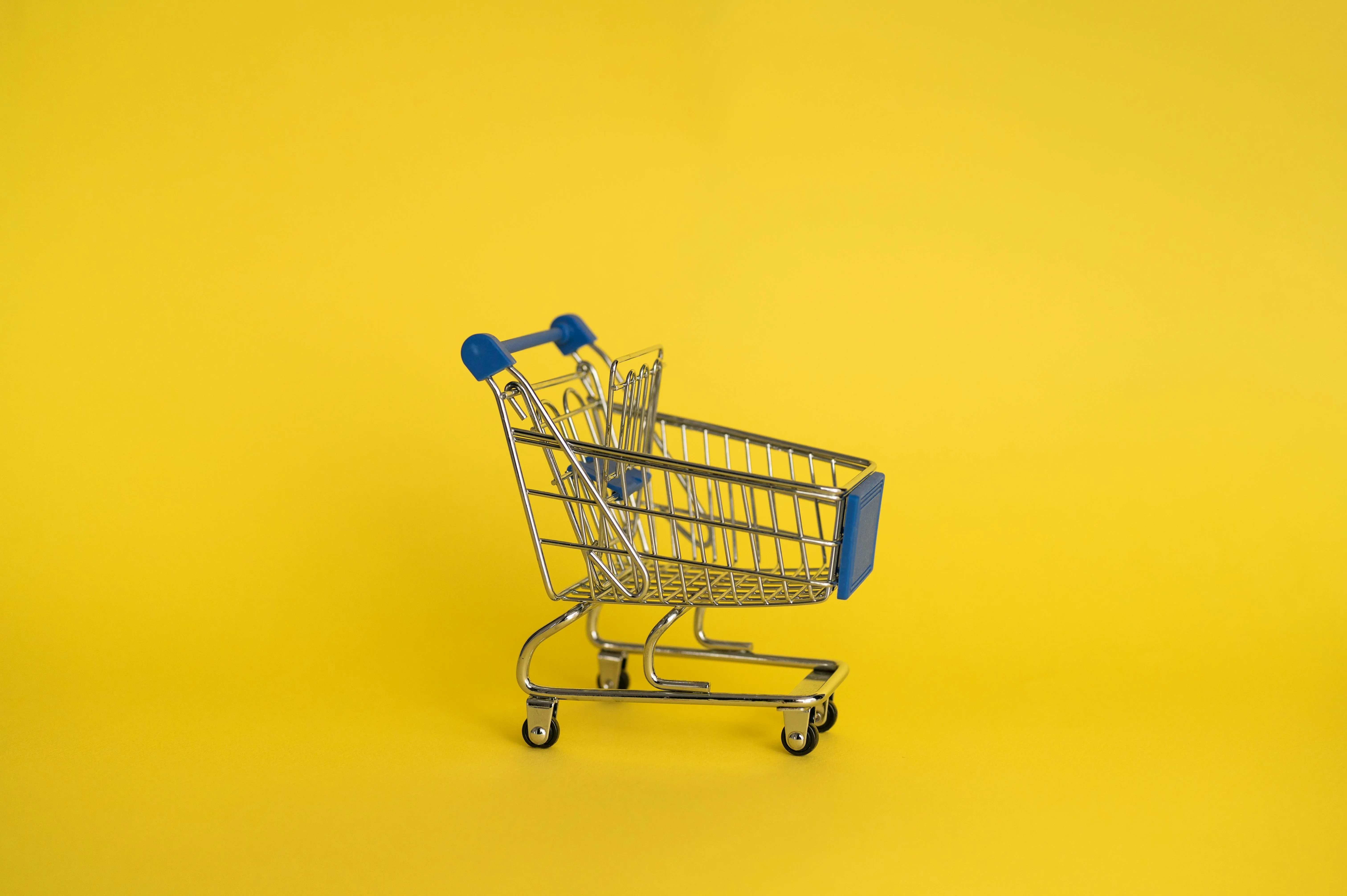 Un coș de cumpărături digital, simbolizând automatizarea și eficiența în recuperarea coșurilor abandonate în eCommerce.