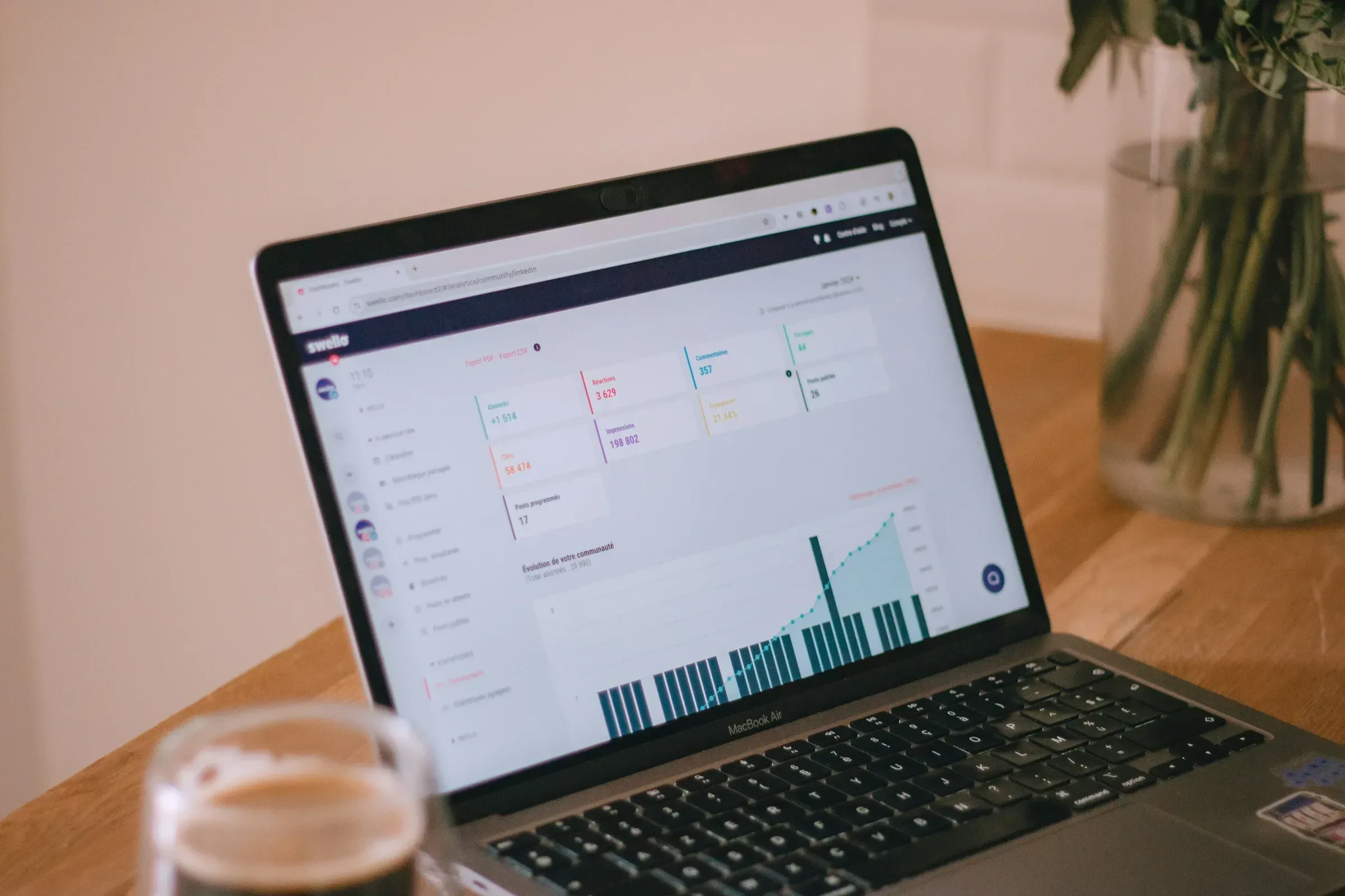 O mână actualizând un ecran cu un grafic de creștere SEO