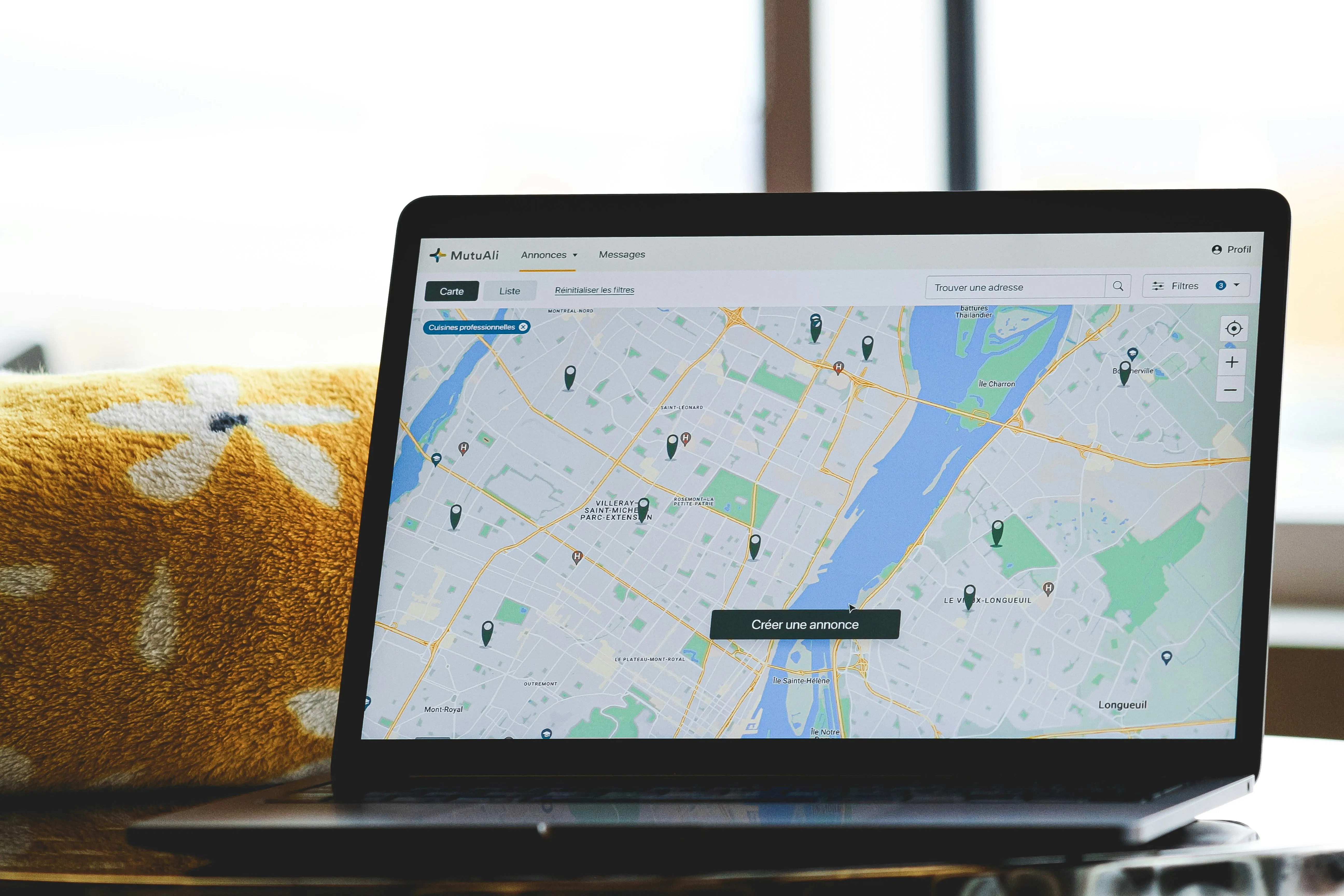 Harta Google Maps pe un ecran de laptop, cu marcaje de locație și o lupă, simbolizând căutările locale și vizibilitatea afacerilor.