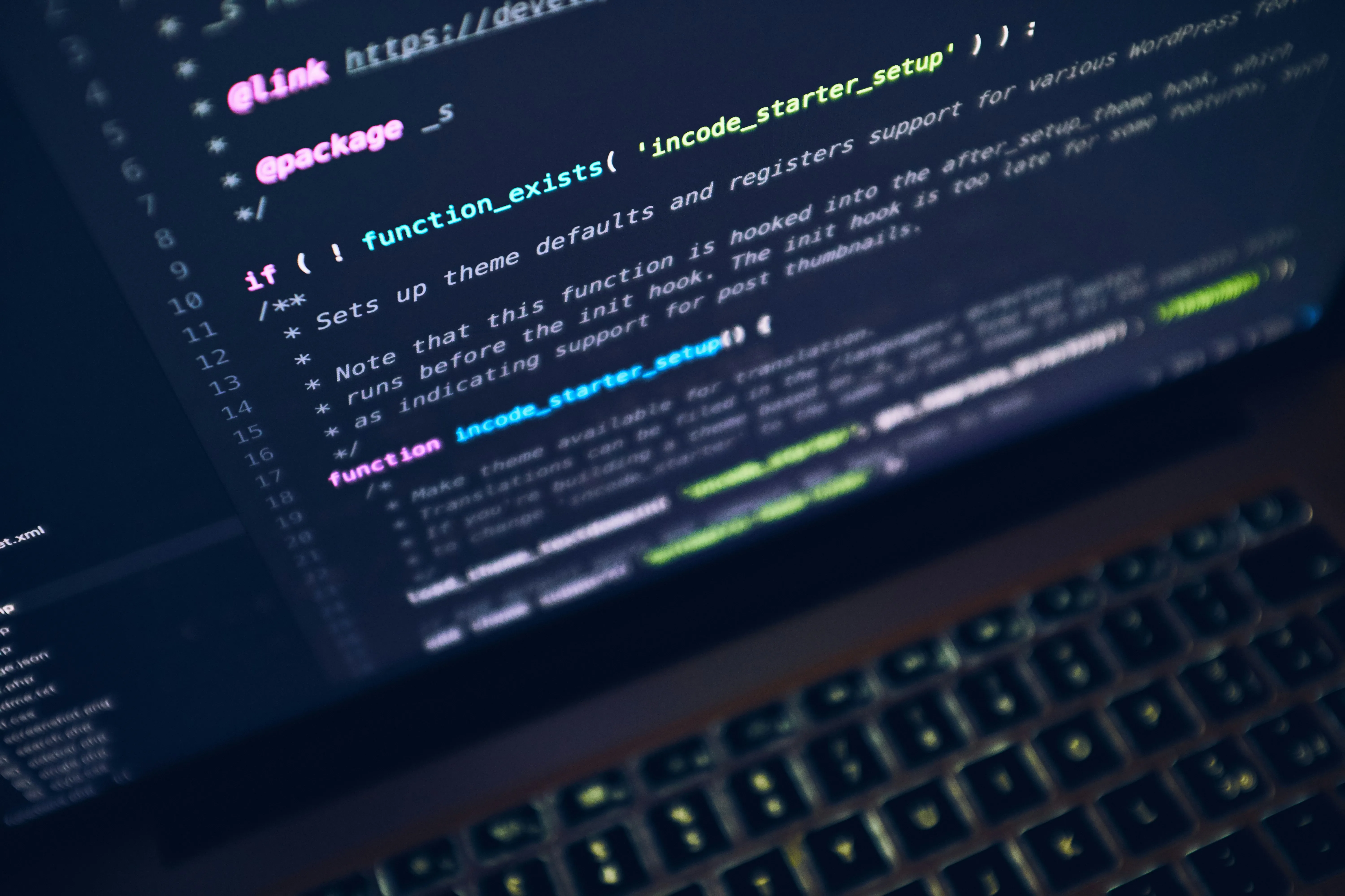 O imagine conceptuală ce ilustrează procesul de web development, cu elemente de cod, planificare și interfețe de utilizator, simbolizând o construcție digitală bine structurată.