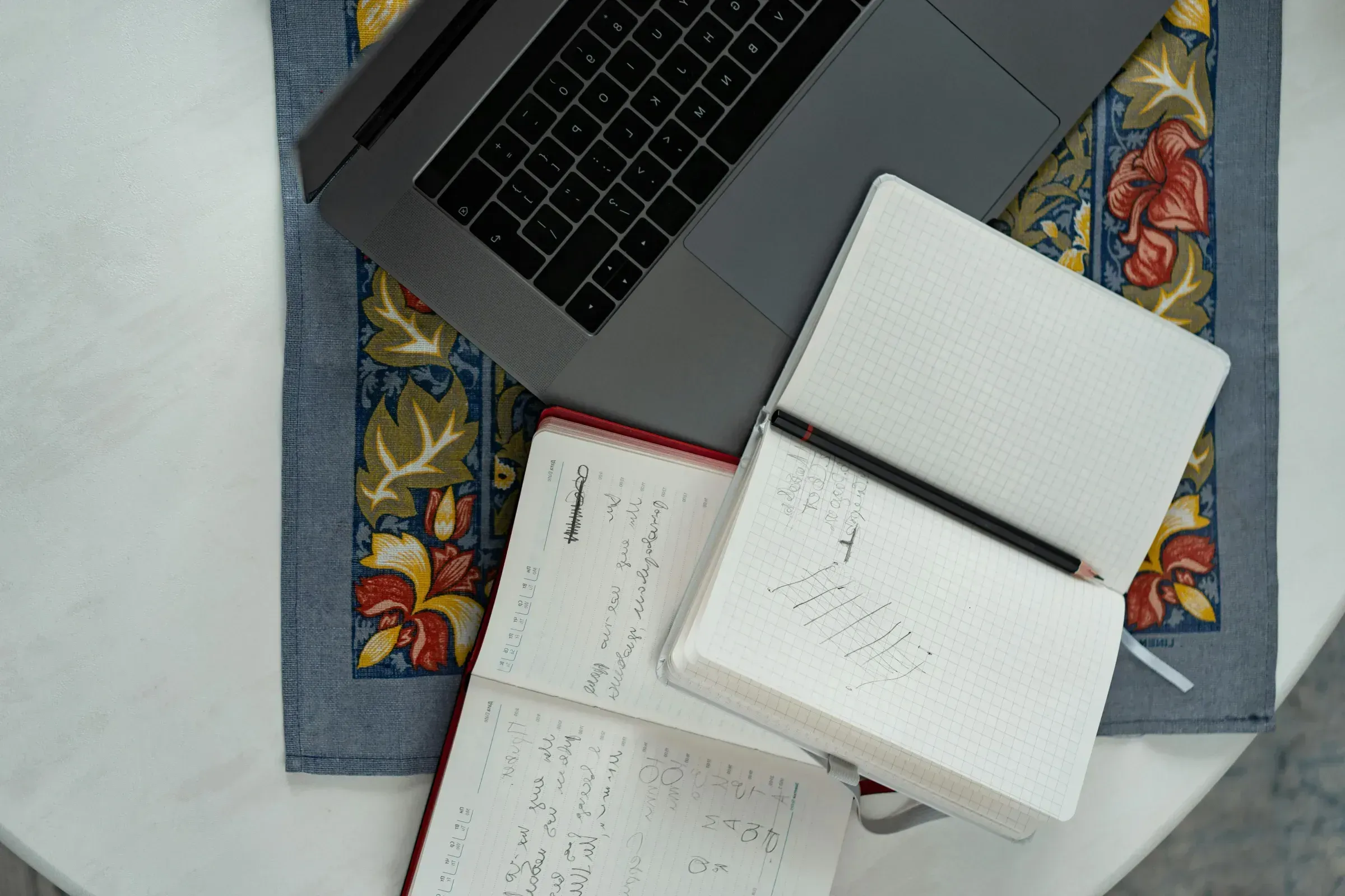 O mână scrie pe o foaie de hârtie cu idei de copywriting, simbolizând procesul creativ și strategic al scrierii persuasive.