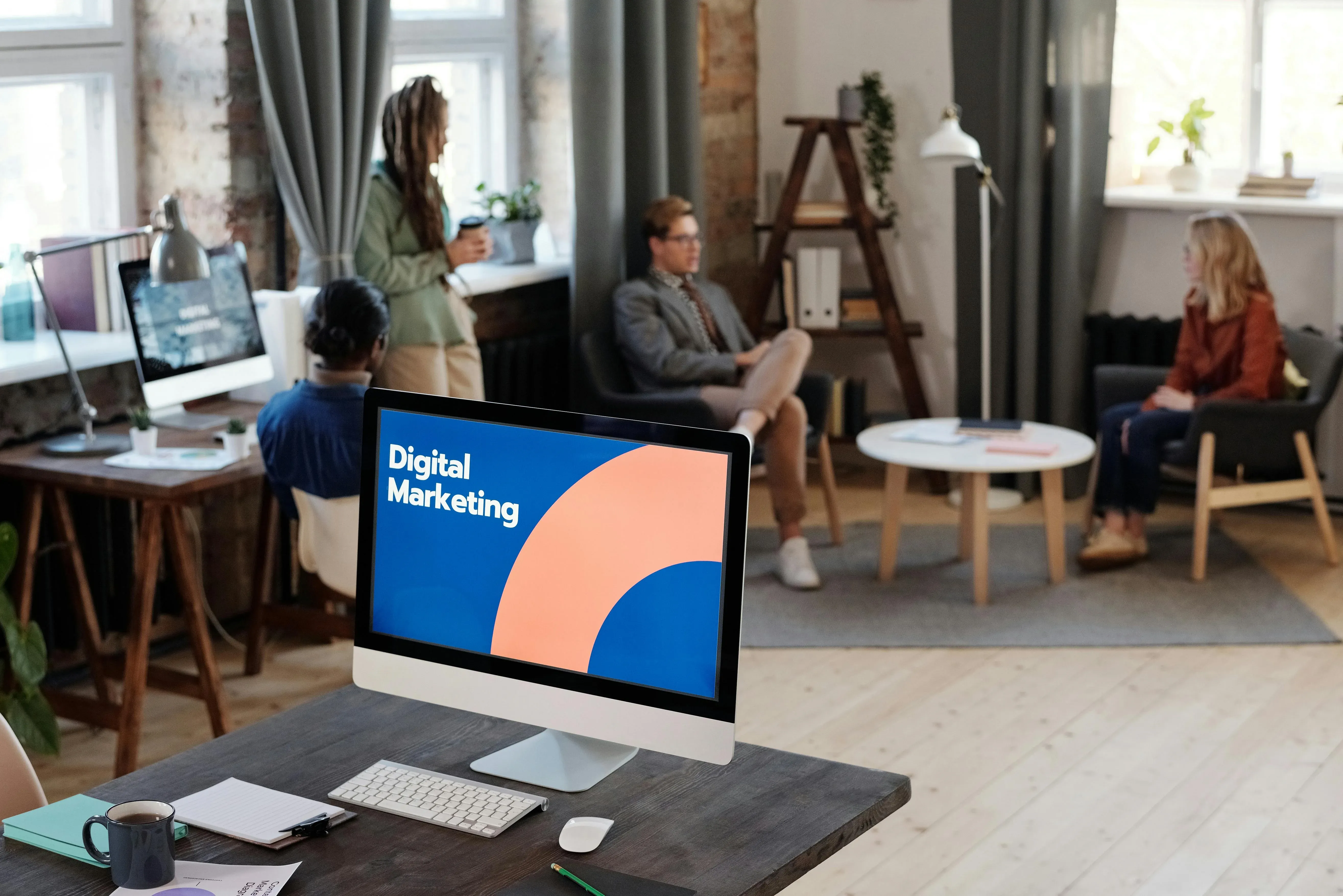 O mână scrie pe o tabletă cu diverse idei de conținut în jurul ei, simbolizând o strategie de content marketing bine pusă la punct care generează idei și atrage clienți.