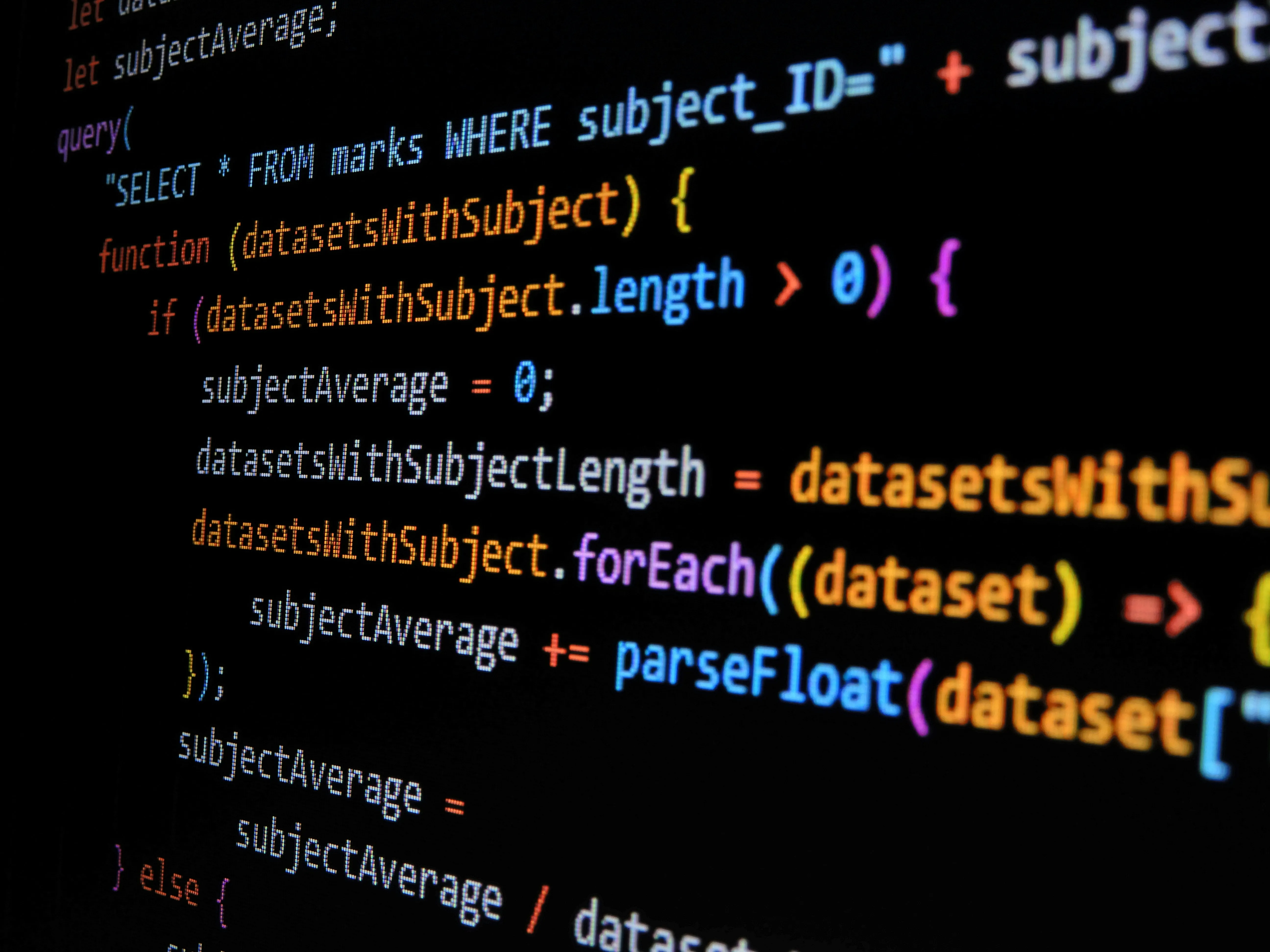 O lupă care examinează codul sursă al unui site WordPress, descoperind erori și probleme ascunse.